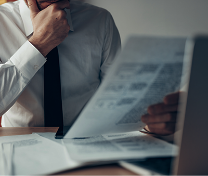 넥타이를 고쳐메는 사진